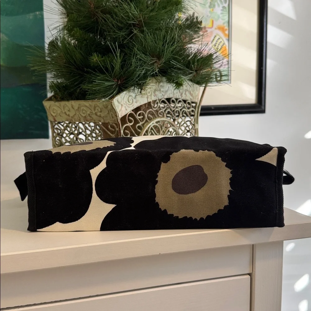 Marimekko Black and White Poppy Unikko Pattern Toiletry Travel Unisex Bag - Picture 6 of 9
